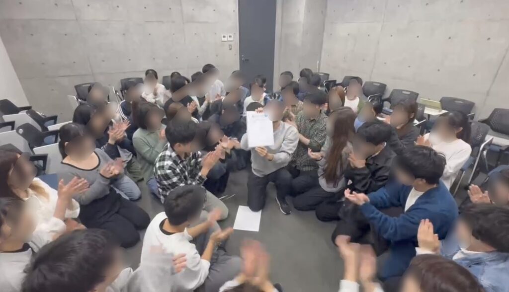 2026年鳥人間コンテストの書類選考の合否を開封している様子